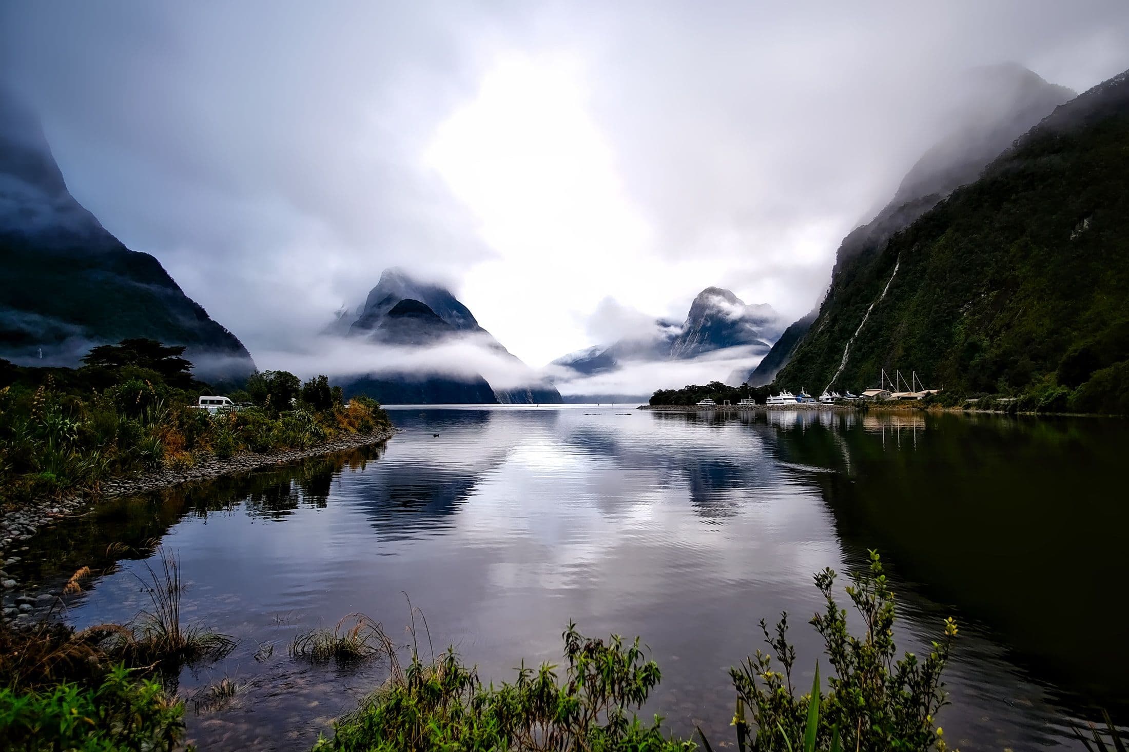 Ruhiger Bergsee im Morgennebel